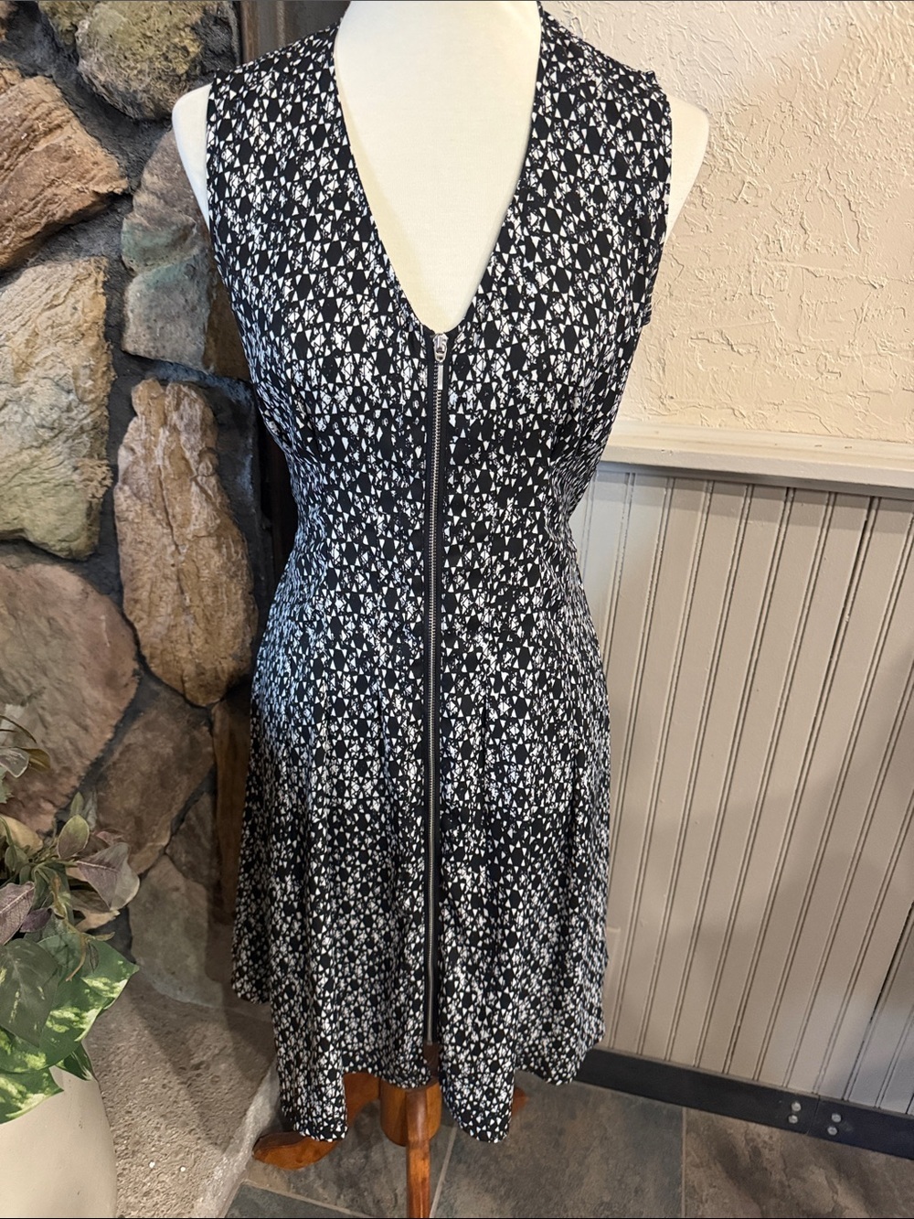 H&M Black and White Sleeveless Zip-Front Mini Dress